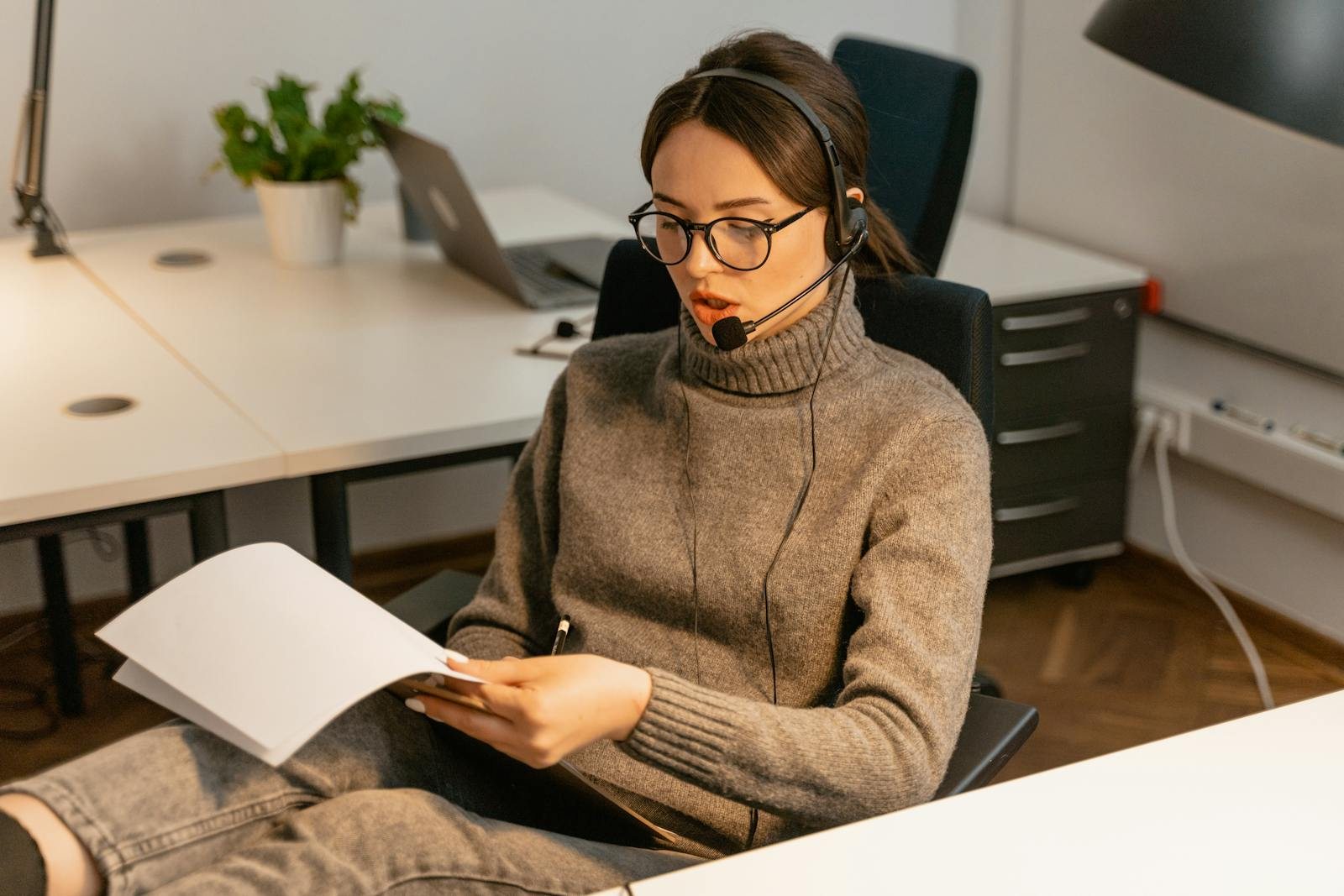 Profissional de atendimento comercial com headset
