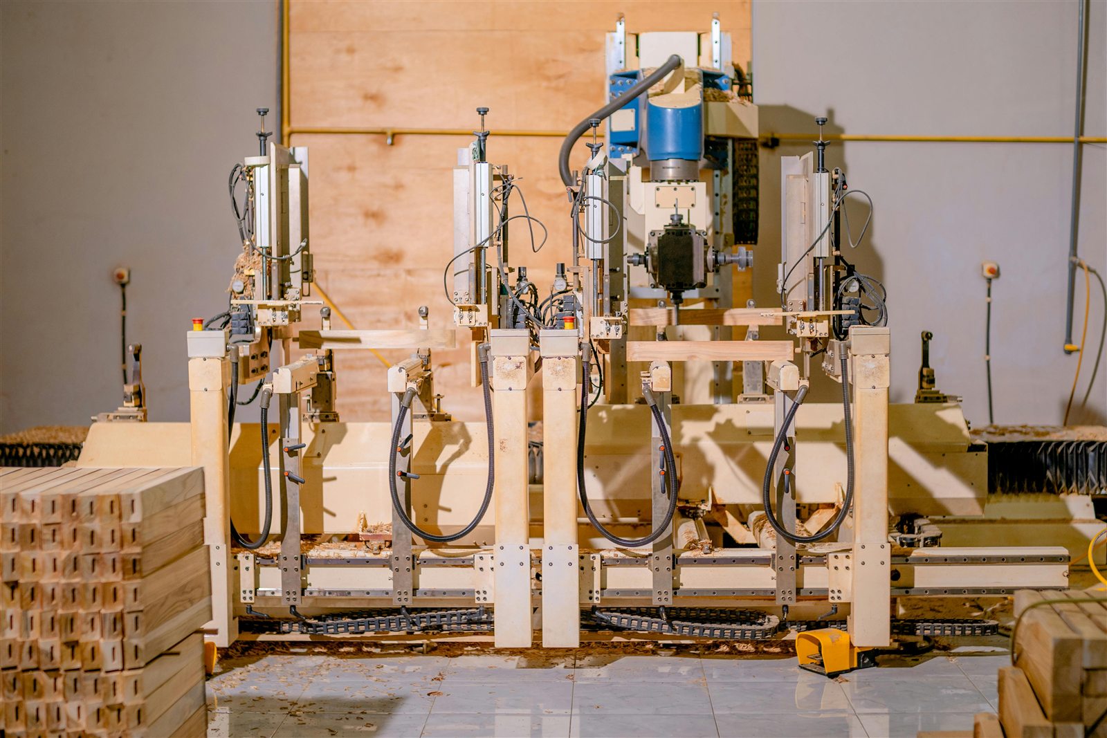 Maquina industrial multi-cabecote para processamento de madeira