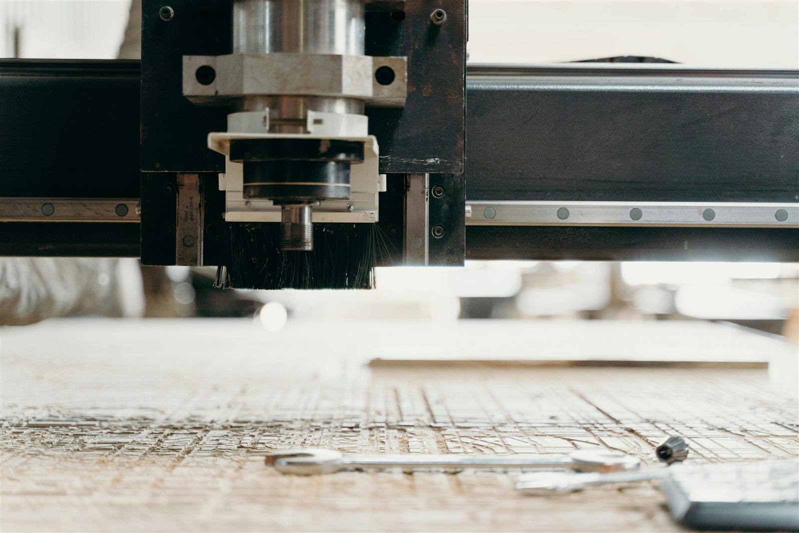 Close de cabecote de router CNC em corte